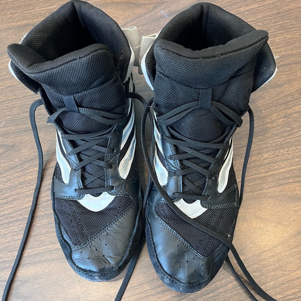 Mens size 11 Adidas Wrestling shoes